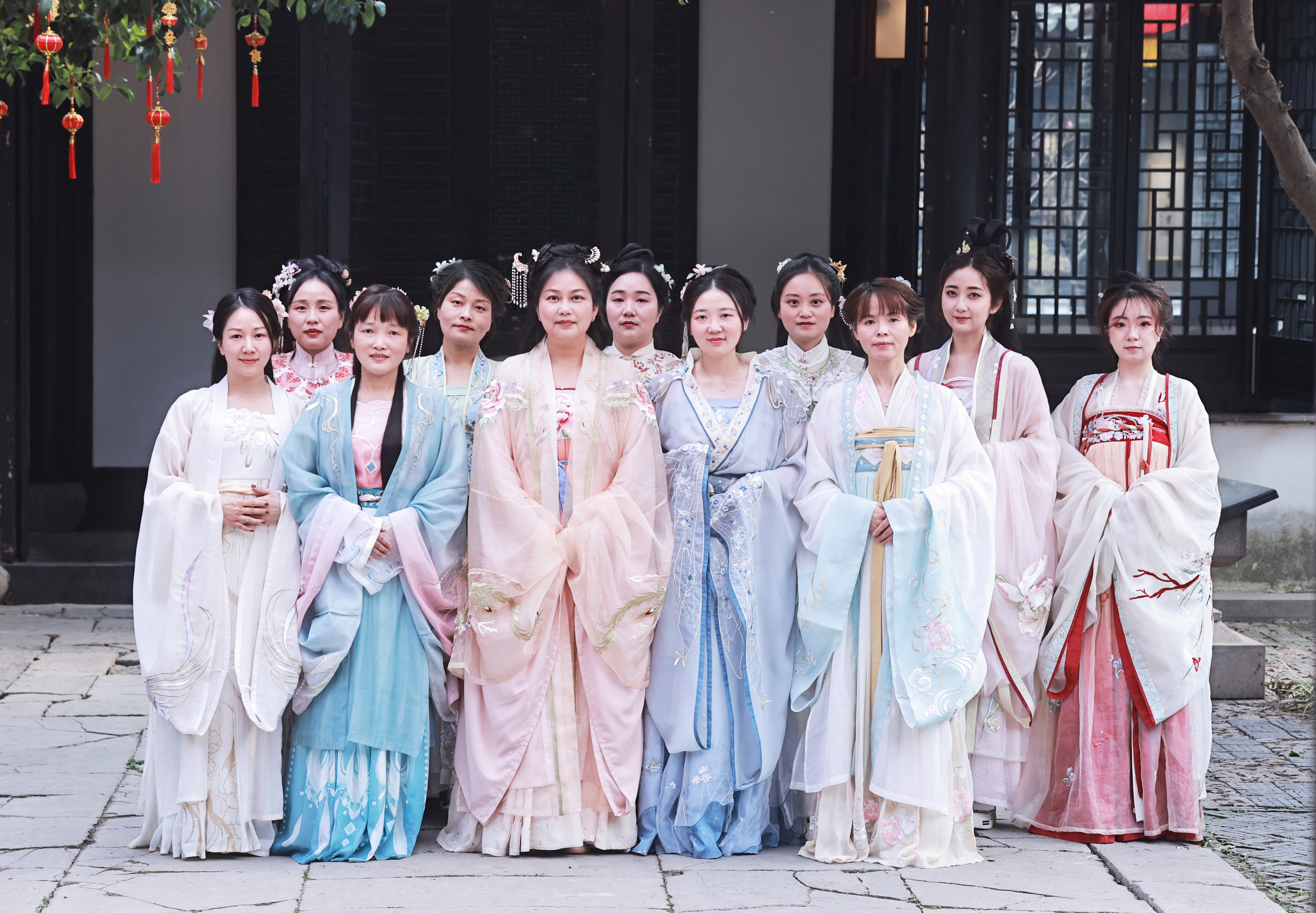 三八妇女节丨汉服游园，，，，，，，，书香拾趣，，，，，，，，致敬奋斗的妳！
